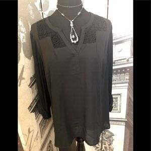 Beautiful blouse by Signature Studio in XL